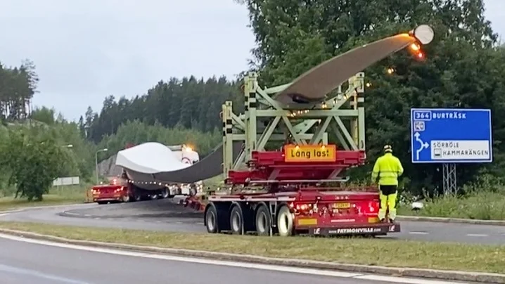 A wing passing thorugh the roundabout between Burträskvägen and Tjärnvägen.