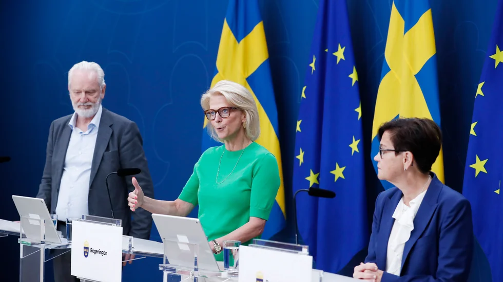 Finansminister Elisabeth Svantesson omgiven av Skatteverkets strateg Peter Sävje och generaldirektör Katrin Westling Palm.