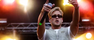 Värmechocken: Popduon bränner av på festivalens kallaste kväll