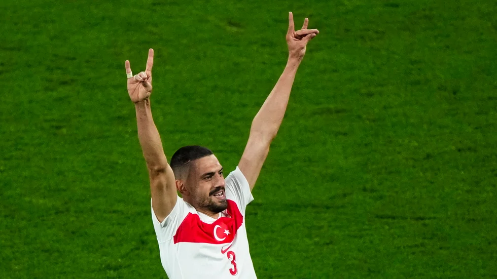 Merih Demiral firade sitt andra mål med att göra en gest som anses vara en symbol för Grå vargarna.