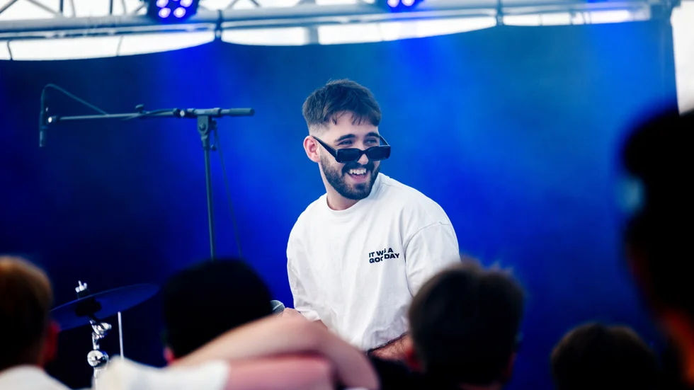 Kirunabon Apas Shukr gör hiphop på svenska under artistnamnet Sisle. 