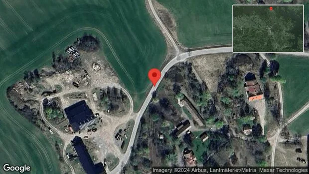 Träd över vägen påverkar trafiken på väg 975