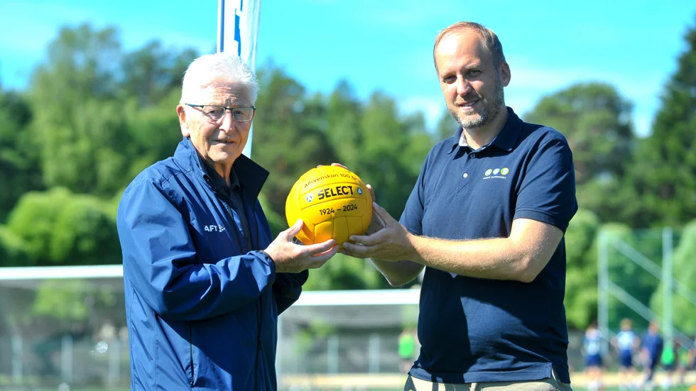 Ragnvald "Ragge" Bogren, lagkapten i IFK Luleås allsvenska lag 1971, tog emot retroboll och diplom av SEF:s Robert Johansson när allsvenskan firar 100-årsjubileum.