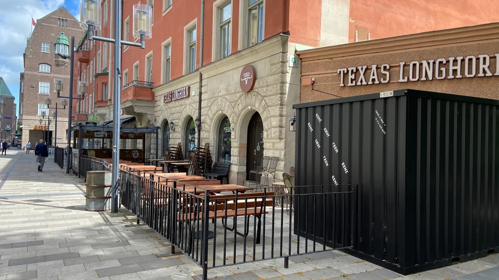 Restaurangen ligger i det så kallade Öbergska huset bredvid stadshuset på Fristadstorget i Eskilstuna. 