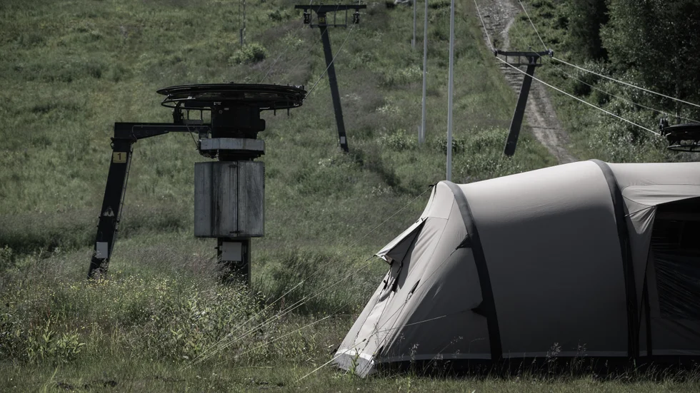 Nästa sommar är det 40 år sedan den brutala gruppvåldtäkten på Vallsberget där en 17-årig flicka lämnades blodig och medvetslös i ett tält. De milda domarna gav ekon i Sverige och skärpningen av lagstiftningen är aktuell än i dag.