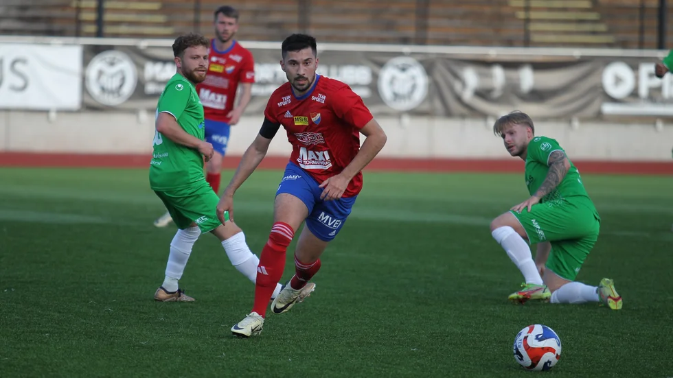 Davor Jelic och Borens IK, här i en tidigare match, hänger kvar i division 3. Detta sedan Valdemarsvik förlorat sin match mot Vimmerby. En lättnad för Motalalaget.