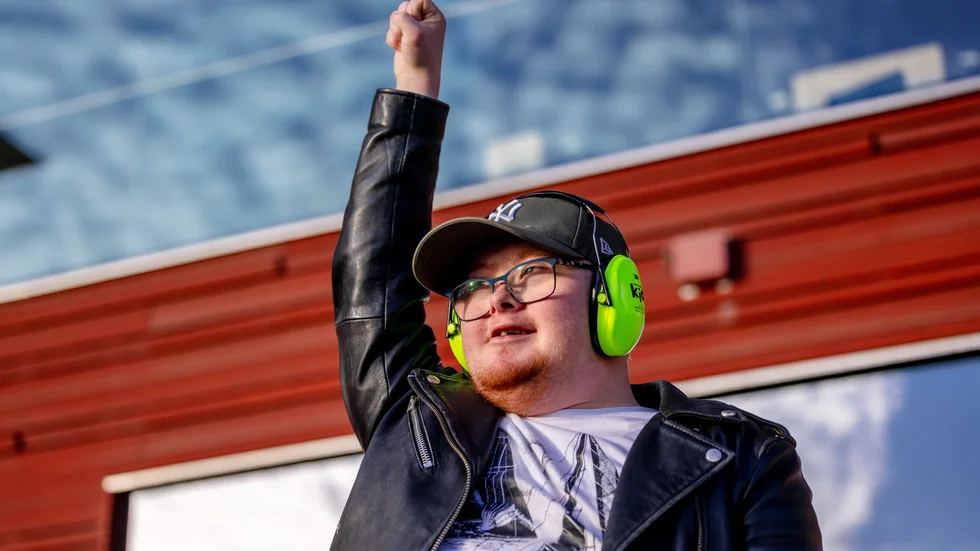 Johan Mäki missade inte ett beat under Vårcruisingen. När han hörde en bra låt bjöd han på en dans. "Vi gillar att titta på bilar", berättar mamma Lotta och pappa Patrik Mäki.