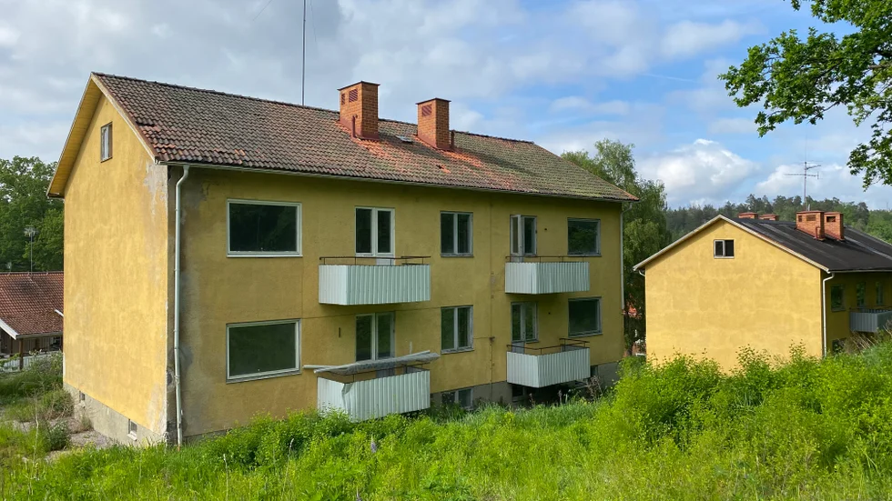 Hyreshusen på Skolvägen 1 och 2 är återigen till salu. De två husen har sammanlagt 16 lägenheter.