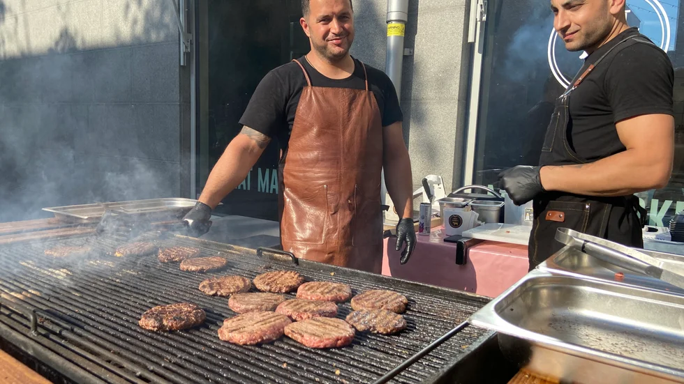 Osman Cerran och Gaby Azar från Meat market hade fullt upp vid grillen under marknadsaftonen.