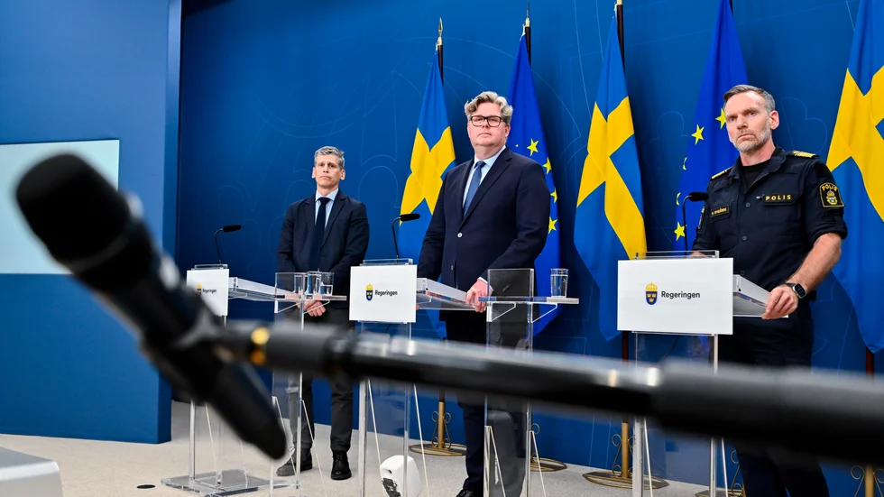 Säkerhetspolisen och polisen bekräftade under torsdagen att Iran använder sig av kriminella nätverk för att planera och försöka utföra dåd i Sverige. Från vänster: Daniel Stenling, chef Säpos kontraspionage, justitieminister Gunnar Strömmer (M) och Hampus Nygårds, biträdande chef på Noa.