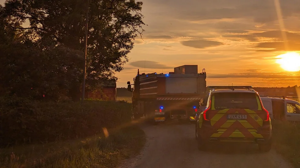 Räddningstjänsten på väg att bistå den välta traktorn i Siggesta.