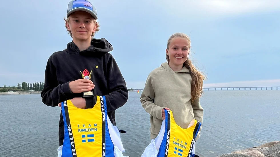 Svante Timan Gustafsson, Oxelösunds segelsällskap och Klara Ekstrand, Nyköpings segelsällskap, tog sig båda vidare till optimistjolle-NM i sommar efter bra placeringar i rikskvalet.