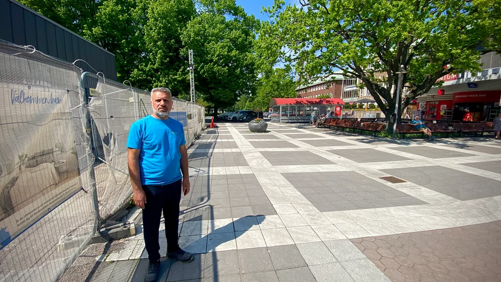 Adris Abdullah Ibrahim, ägare av Viking pizzeria, står ungefär där hans restaurang tidigare låg. Han har trott att de skulle få flytta in i det nya Prismanhuset, men så ser det inte ut att bli. 