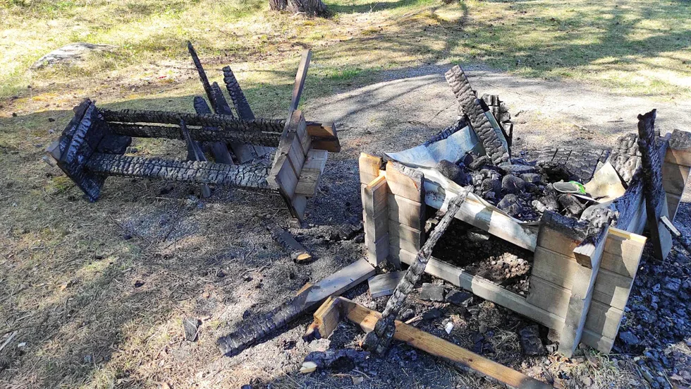 Så här såg det ut efter skadegörelsen av grillplatsen på badstranden i Norsjö. Nu är allt bortstädat.