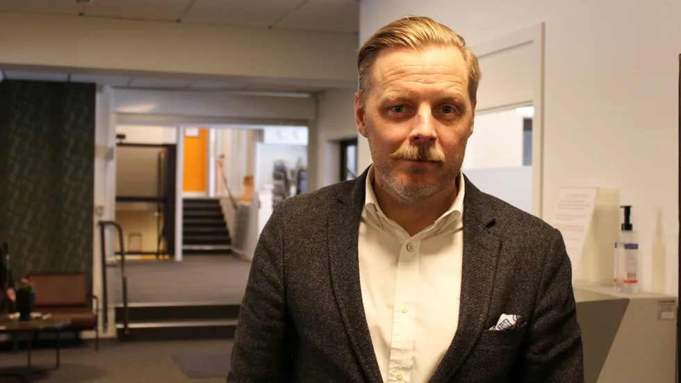 Axel Tunek, vd på Vimmerby Sparbank, berättar att bedrägerier av samma typ av storlek som uppmärksamma nationellt även finns på lokal nivå. "Brottslingarna jobbar inte med geografiska gränser", säger han.