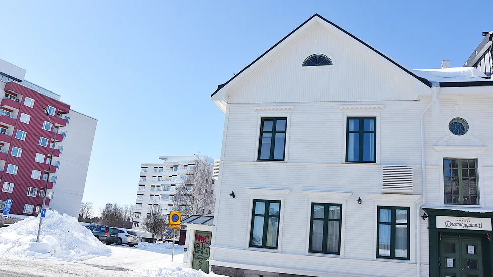 Här bakom Hotell DG11 i Bodens centrum vill Tallkvisten Fastigheter AB uppföra en nya hotellbyggnad i fem våningar. Skuggbilden kommer påverka dem, som bor på trygghetsboendet Å-Center med utsikt mot hotellet och dess nuvarande parkering.