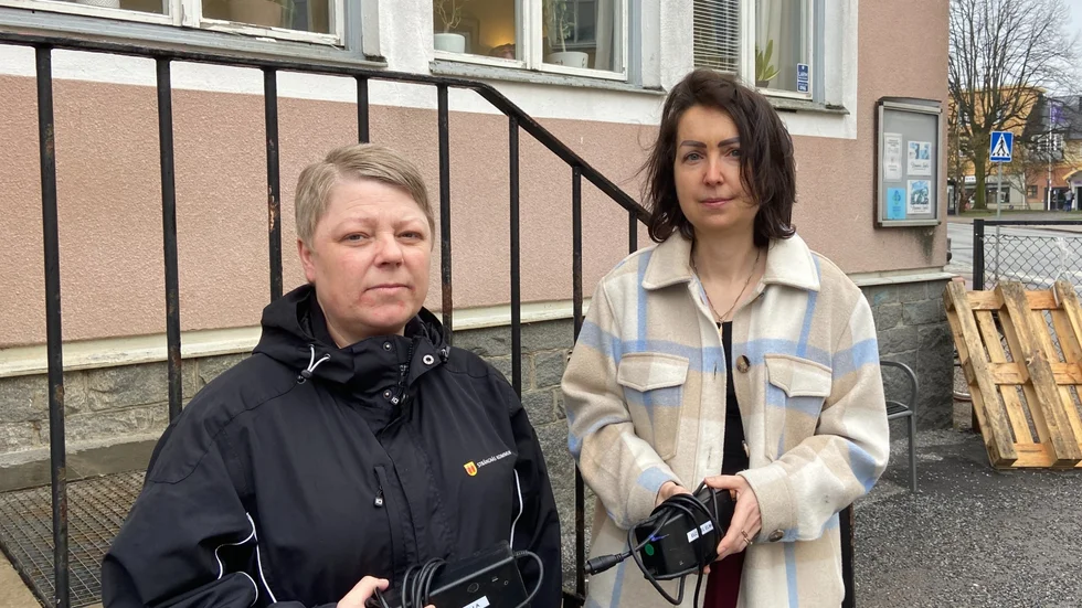 Helena Höyer och Elin Christiansson är ledsna över att någon stjäl hemtjänstens elcyklar.