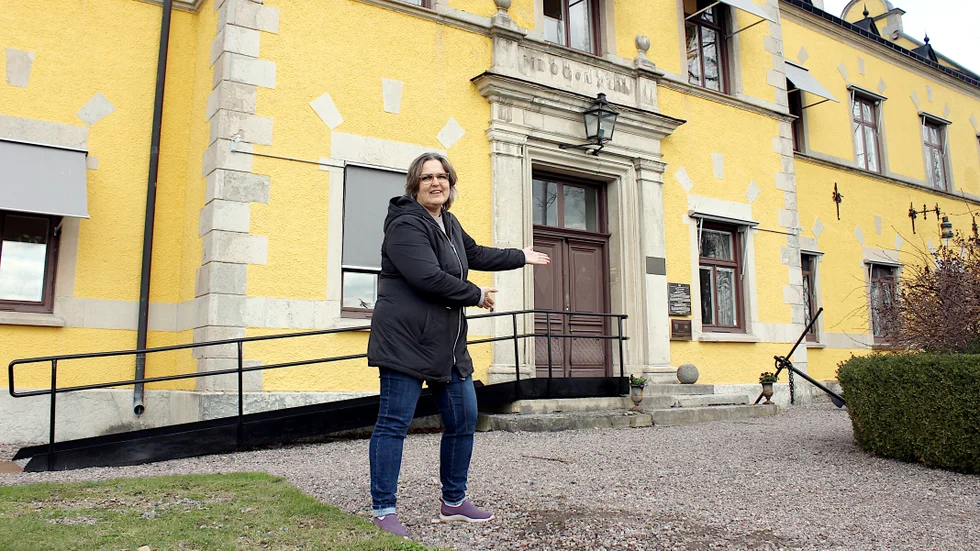 Här kommer turistbyrån finnas i sommar berättar Pia Axelsson, turist- och besöksnäringsutvecklare, och hälsar välkommen in i Kanalbolagets gula hus i hamnen.
