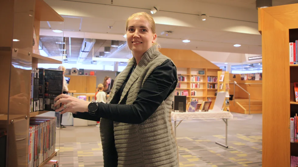 Biträdande bibliotekschef Anna Centerdal-Waljanson hoppas att filmer ska gå att låna med strömmande tjänster redan till sommaren. Biblioteken har fått utökat anslag och en upphandling av tjänsten är på gång.