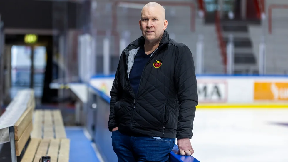 "Stefan "Skuggan" Nilsson, en profil som hela sitt liv ägnat sin tid åt hockeyn, hängs ut som en del av ej uppnådda förväntade resultat. Har man så stora överskott i sin klubbkassa vore det klädsamt att hellre skänka pengarna till välgörenhet i någon form, det skulle den penningstinna hockeyn må bra av", skriver insändarskribenten. (Arkivbild)