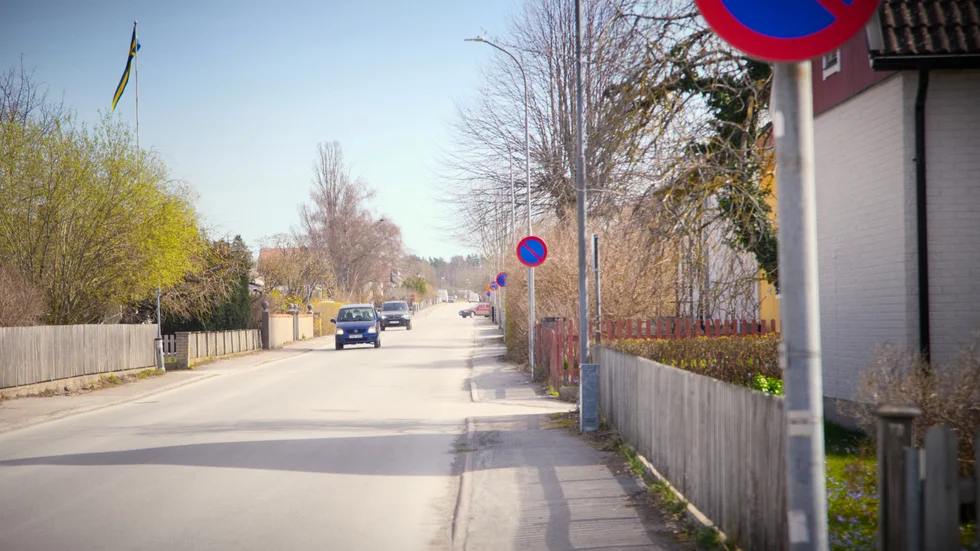 Parkeringsmöjligheterna på Furulundsgatan i Visby är sedan en tid kraftigt begränsade. Vid fototillfället fanns här inte en enda parkerad bil längs den 800 meter långa raksträckan.