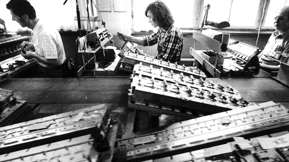En snart 50 år gammal bild av industriarbete någonstans i Sverige. Bilden kunde ha visat lärare, sjuksköterskor, poliser, busschaufförer, säljare på Coop, medarbetare på Försäkringskassan...Arbetslinjens människor är många. Och solidaritetens hovleverantörer. 