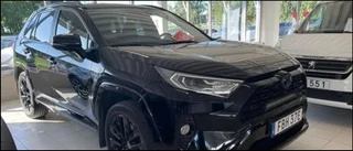 Stulen Toyota RAV4 hade falska regplåtar – misstänkt gripen