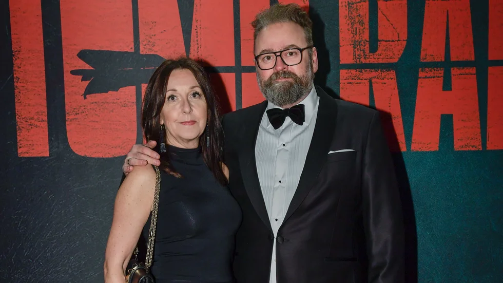 Anette och Adam Alsing på en galapremiär 2018. Två år senare insjuknade Adam Alsing i covid och avled 51 år gammal.