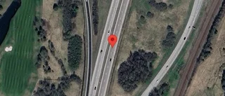 En stillastående personbil ger stopp i ett körfält på E4