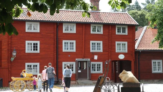 Alla dessa skyltar i Gamla Linköpings butiker ser så otroligt tråkiga ut och ger för mig en trist stämning, skriver en besökare.