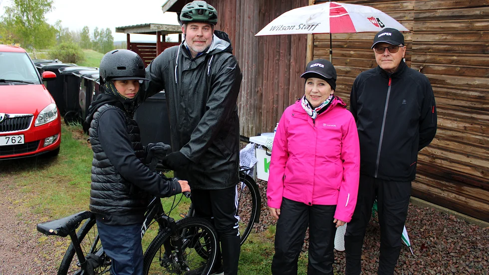 Det blev ett kallt och regnigt cykellopp i år för Mio Leijon och hans pappa Linus Leijon. Här har de stannat till vid den sista vätskekontrollen som sköttes av Ingegerd Holmberg och Leif Holmberg i Vennebjörke.