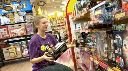 Expediten Josefin Thunqvist på BR-leksaker i S:t Per.