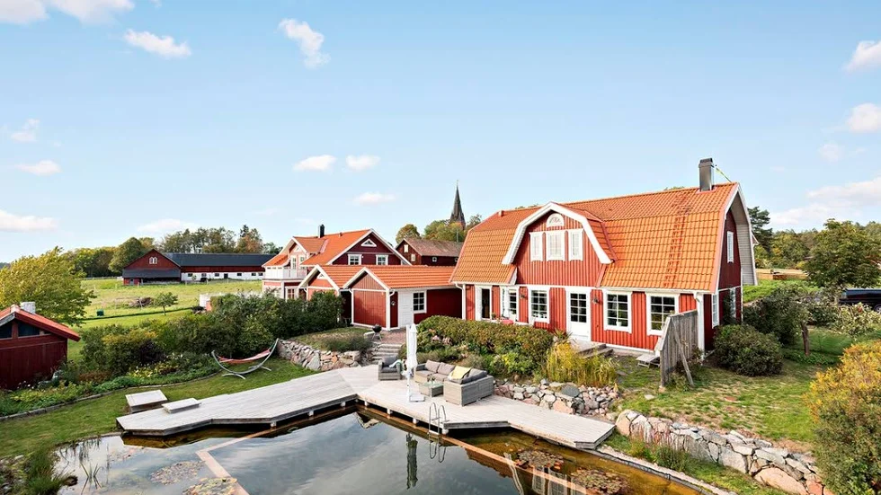 Villan i Danmarksby har en naturpool på tomten.
