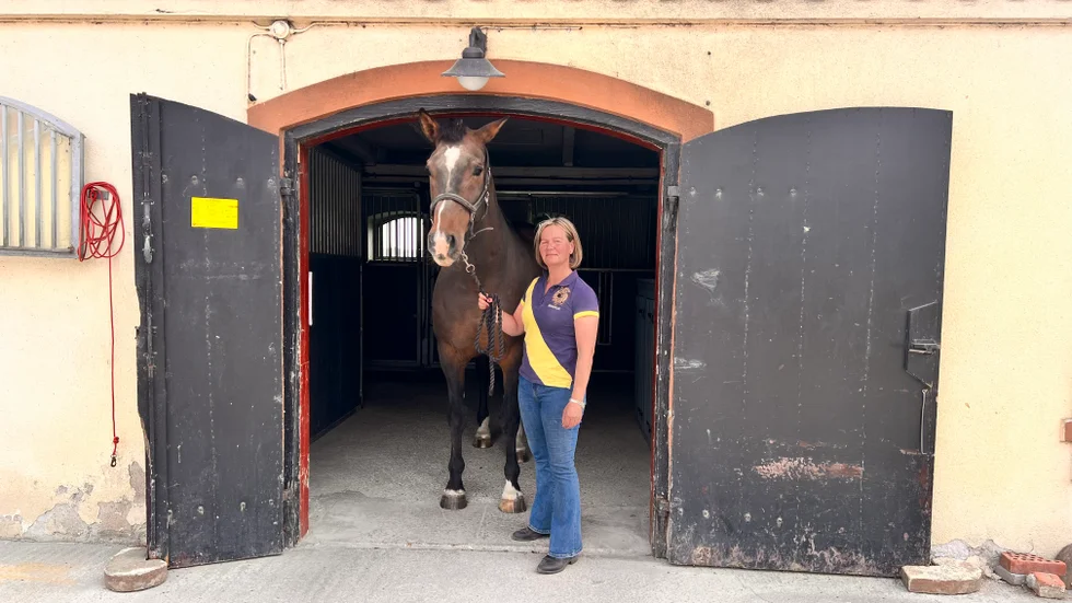 Ann Hagstedt i det drabbade stallet på Erikslund. "Den sjuka hästen är mycket bättre och veterinären tror att den ska klara sig utan bestående men." Bilden är tagen i ett tidigare sammanhang och visar inte den sjuka hästen.