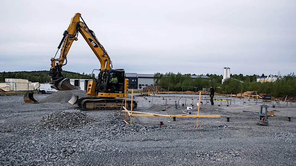 Här jobbas det med markberedningen på tomten där industrihuset ska upp.