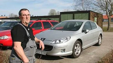 Östen Larssons Peugeot 407 släpper ut lite koldioxid. Men vad gäller skattelättnaden hyser han tvivel.