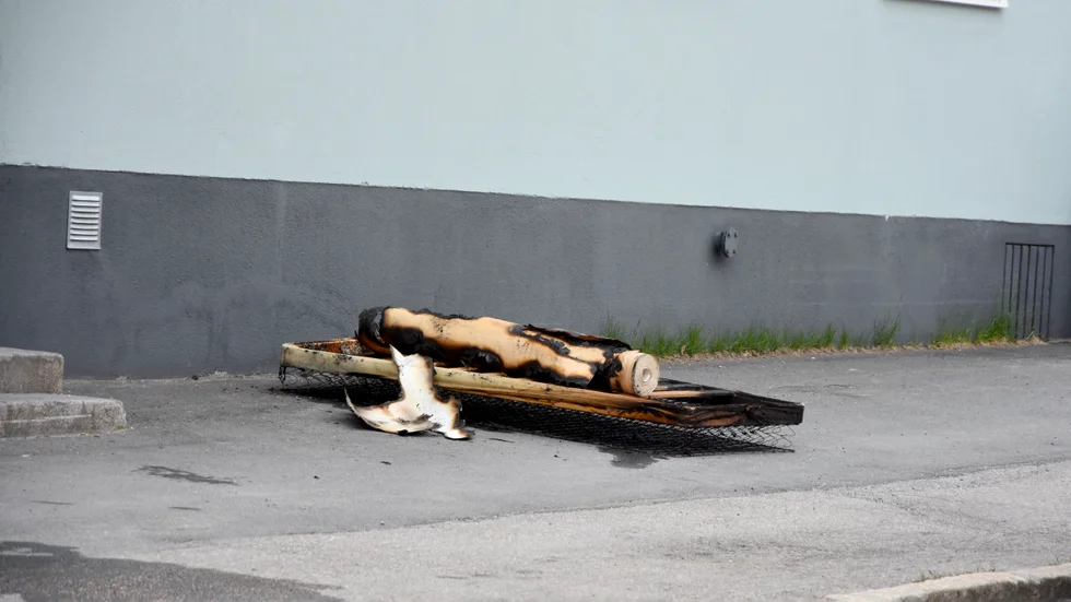 Mordbranden på Östergatan på Skurholmen startade i en madrass i källaren.
