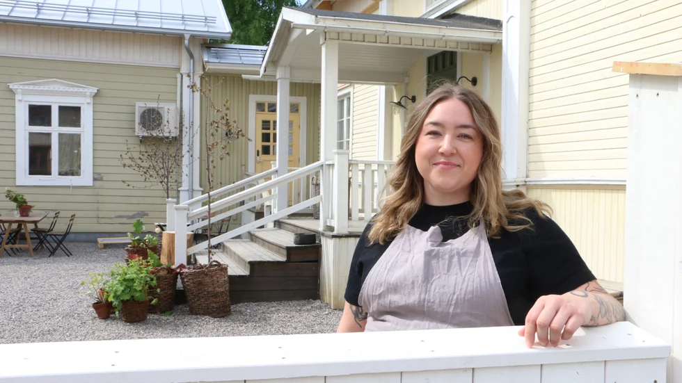Malin Predikaka har nu bakat bullar och surdegsbröd på bageriet på Pensionatet i sex månader och stortrivs både med jobb och bostadsort.