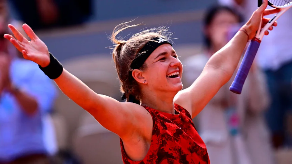 Karolina Muchova slog överraskande ut Aryna Sabalenka och är i final i Franska mästerskapen. Där väntar världsettan Iga Swiatek.