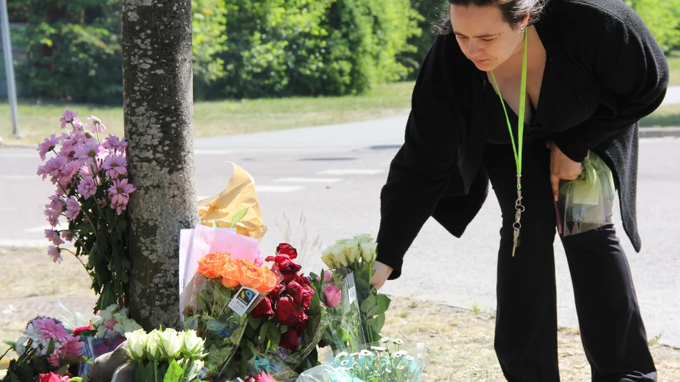 Valstabon Karolina Jovanovic visade sin respekt och sorg till familjen med en bukett rosor.