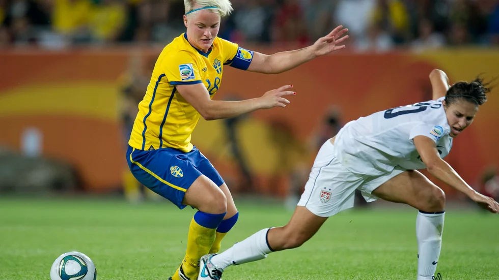 Nilla Fischer i en närkamp med en amerikansk spelare under VM 2011. Arkivbild.