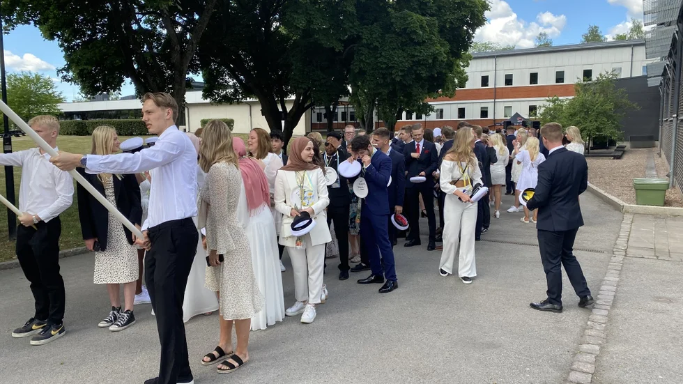 Eleverna samlas på skolområdet, för att sedan gå upp till kyrkan. Den här bilden är från 2022.