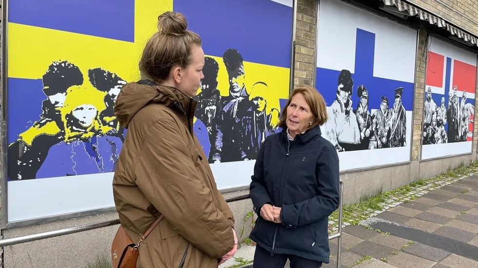 Sanna Vitestam och Kerstin Calissendorff från sanningskommissionen för det samiska folket, framför konstbeklädda väggar i gamla Kiruna centrum.