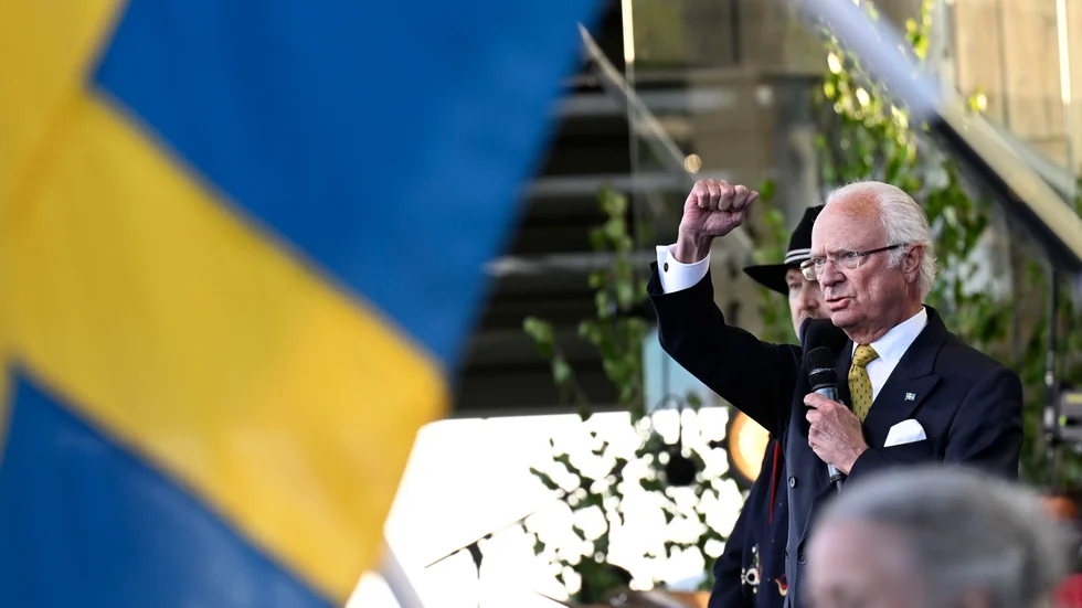 Nationaldagen 2023 på Skansen då kungen delade ut flaggor till exempelvis Folkbildningsrådet.