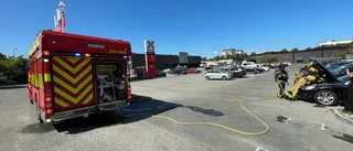 Larm om bilbrand – bil rykte på parkering