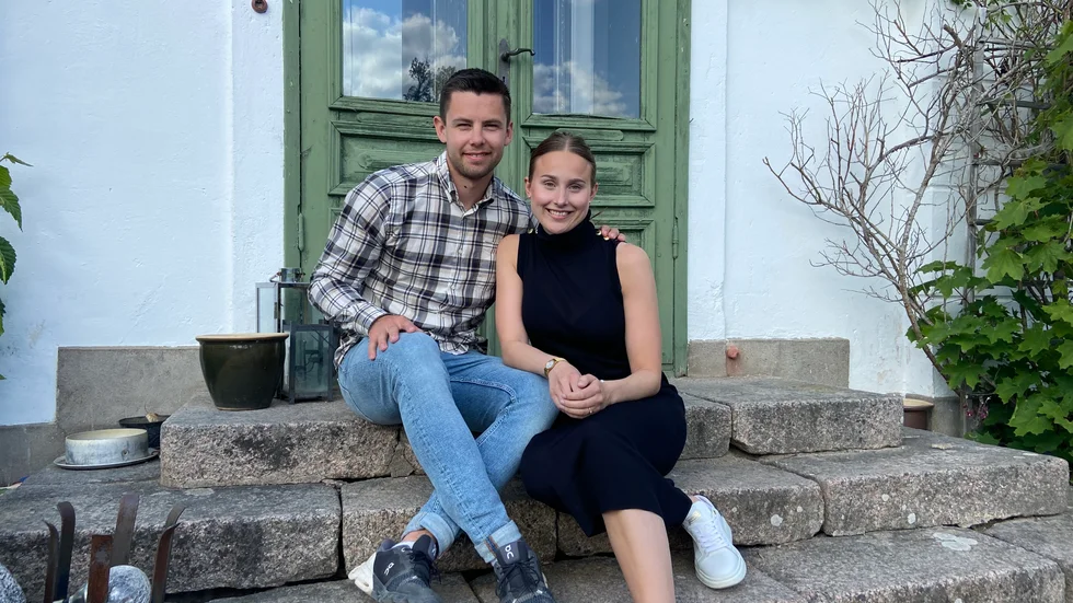 Filip Lundblad och Moa Sporrenklint utanför sin herrgård. 