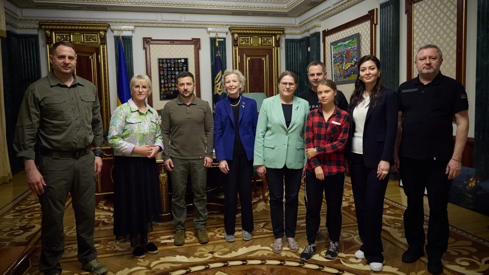 Margot Wallström bredvid Volodymyr Zelenskyj. Även miljöaktivisten Greta Thunberg har deltagit i den internationella arbetsgruppen. 