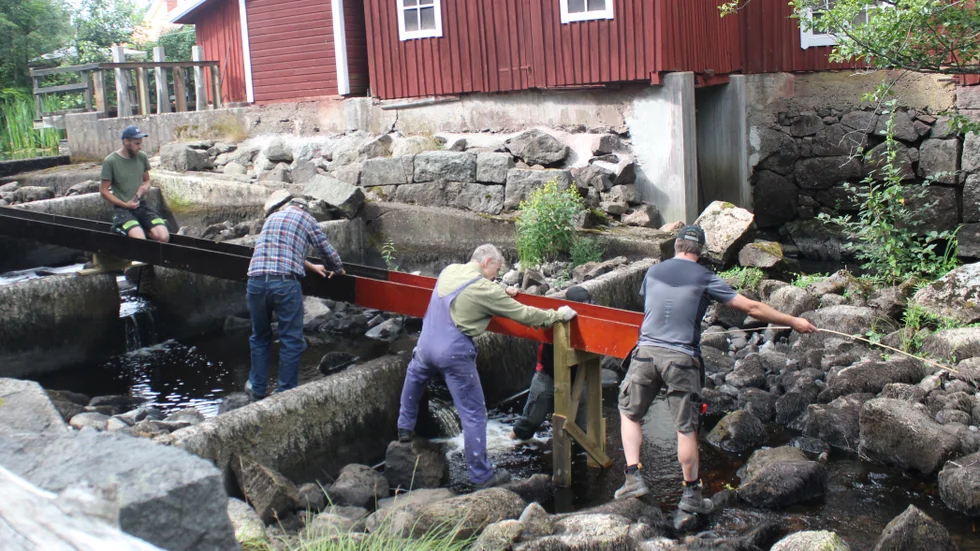 Rännan från Kvarndammen baxas på plats för lördagens ankrace.