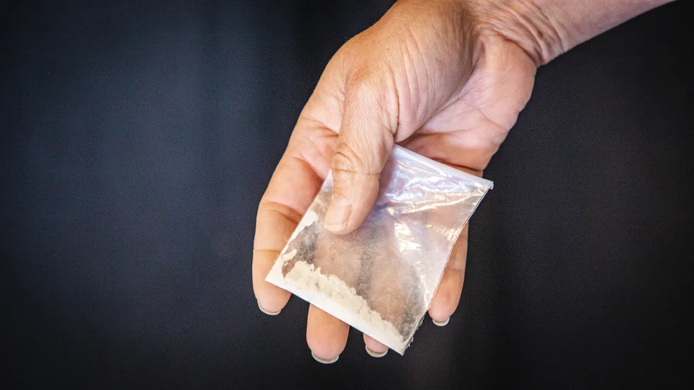 En man i 30-årsåldern misstänks för narkotikainnehav. Mannen greps i Öjebyn där han bar omkring på en påse med vitt pulver. (Arkivbild)