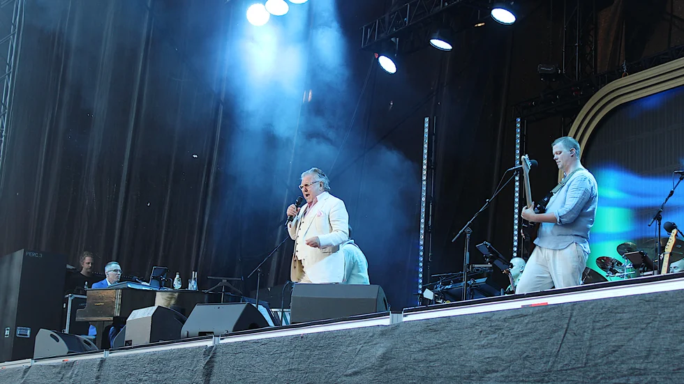 Han kom, han sågs, han sjöng. Tommy Körberg svarade för en bejublad konsert på Vadstena slott under lördagskvällen, inför en publik på drygt 1 400 personer.